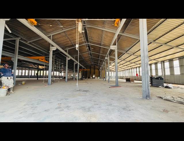 3,740M² WAREHOUSE TO LET IN CHAMDOR